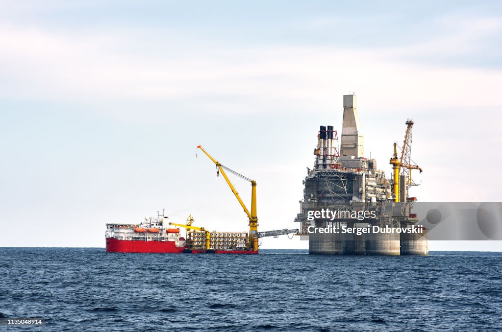 Plate-forme de forage et navire de soutien sur la zone offshore