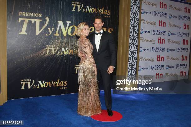 Angelique Boyer and Sebastián Rulli pose on the red carpet during the 'TV y Novelas' Awards 2019 at Campo Marte on March 10, 2019 in Mexico City,...