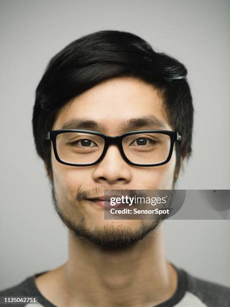 echte chinese jonge man met gelukkige uitdrukking - happy face glasses stockfoto's en -beelden