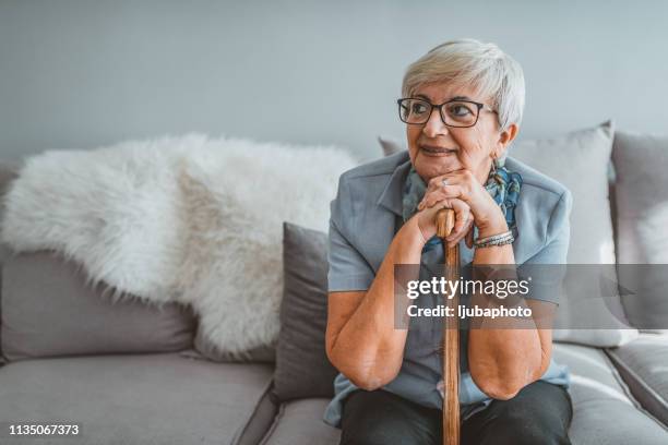 keine balancefrecken mehr für mich! - man worried sitting stock-fotos und bilder