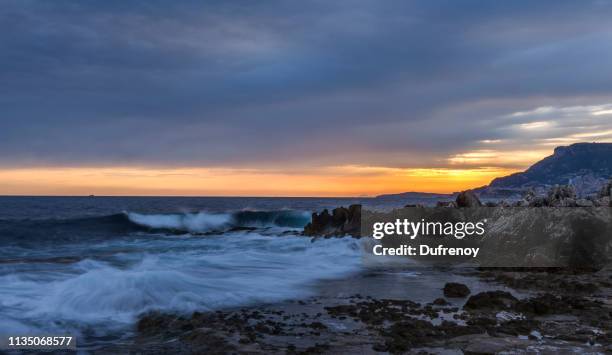 crépuscule et vagues à menton, france - monaco sunset stock pictures, royalty-free photos & images