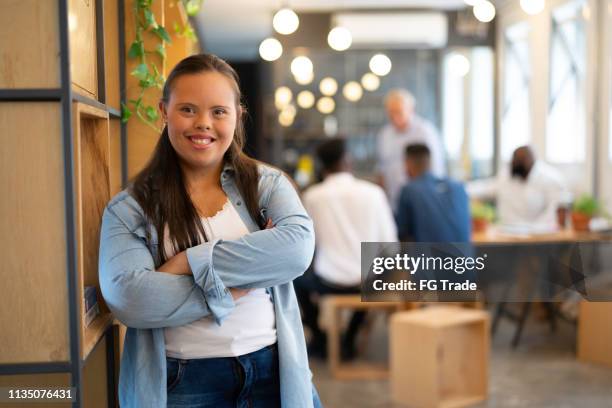 besondere bedürfnisse geschäftsfrau porträt bei modernen start-up-unternehmen - downsyndrom stock-fotos und bilder