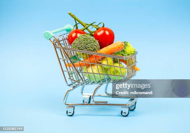 vegetables in shopping cart - pop mart stock-fotos und bilder