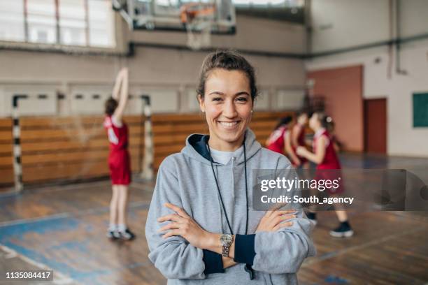 entraîneur de basket de dame sur la cour - coaching sportif photos et images de collection
