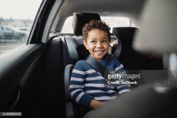 pendeln mit dem auto - car kids stock-fotos und bilder