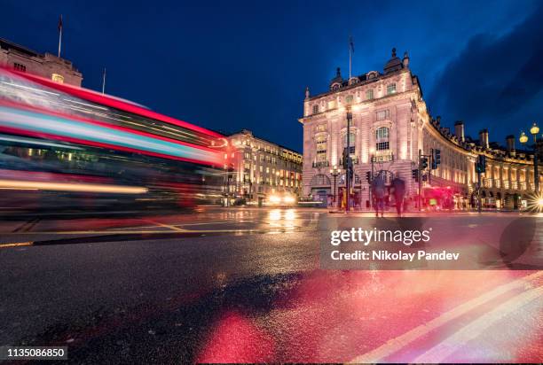 iluminación nocturna en piccadilly circus en londres ciudad-stock image - piccadilly circus imágenes fotografías e imágenes de stock