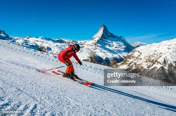 esqui novo do esquiador na estância de esqui de zermatt, switzerland - swiss alps - fotografias e filmes do acervo