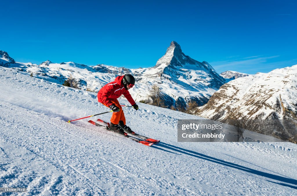 Ung skidåkare skidåkning i Zermatt skidort, Schweiz