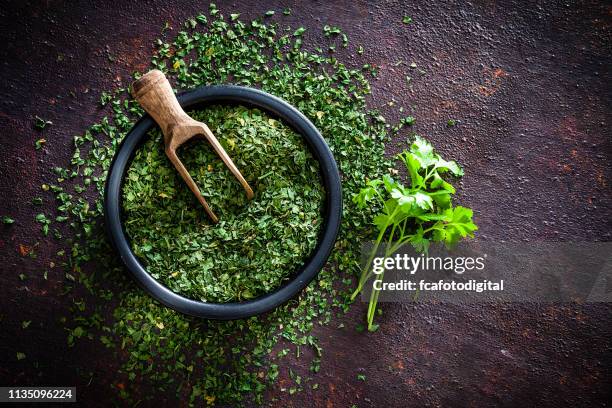 dried parsley shot from above - salsa imagens e fotografias de stock
