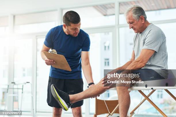 en het is de joint zelf? - kinesist stockfoto's en -beelden