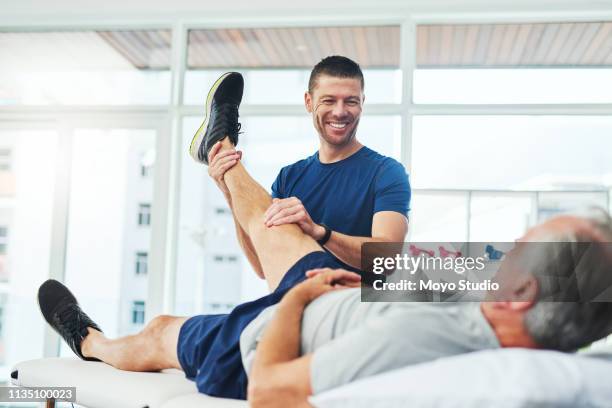 i don't see anything serious here - knee therapy stock pictures, royalty-free photos & images