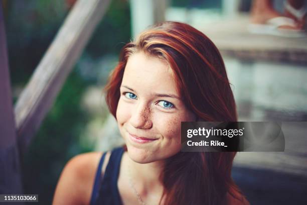 retrato de um adolescente considerável com cabelo tingido vermelho e olhos azuis - redhead girl - fotografias e filmes do acervo