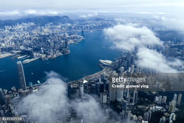 high altitude view of victoria harbour, hong kong - hong kong 個照片及圖片檔