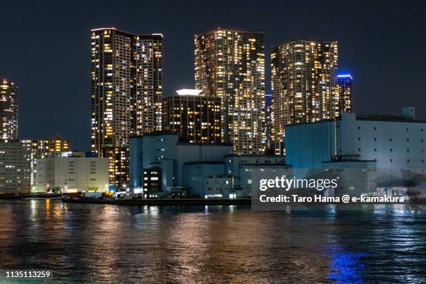 office and residential buildings on tsukishima pier and tokyo bay in japan - 東京湾 ストックフォトと画像