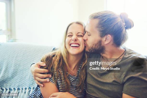 nunca puedes tener demasiados besos - young couple fotografías e imágenes de stock