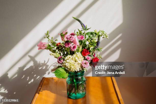 farmhouse style flower arrangement, farmhouse flowers, hydrangea and wildflower bouquet, shabby chic interior, vintage home decor - blumenvase stock-fotos und bilder