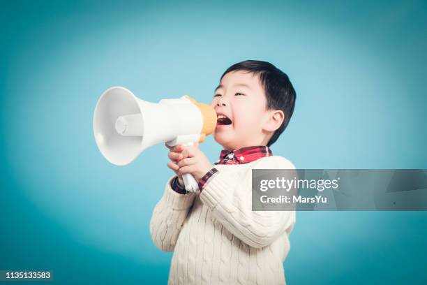 junge mit megaphon machen eine ankündigung - lautsprecheranlage stock-fotos und bilder