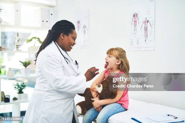 zeg aaaahhh voor mij... - girl tongue doctor stockfoto's en -beelden