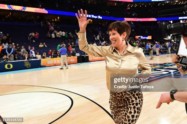 Head coach Muffet McGraw of the Notre Dame Fighting Irish waves to cheering fans after beating the Connecticut Huskies at Amalie Arena on April 5,...