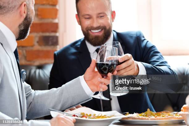zakenlieden met wijn tijdens de vergadering bij brouwerij - artisanal food and drink stockfoto's en -beelden