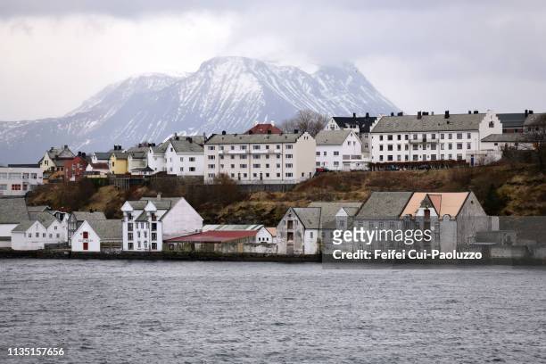 bay of ålesund, in møre og romsdal, norway - more stock-fotos und bilder