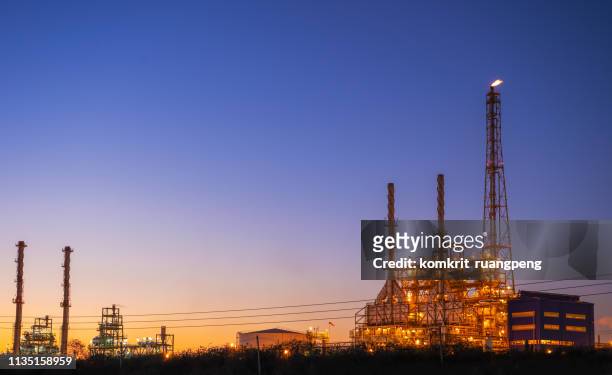 power plant and refinery - starkstrom stock-fotos und bilder