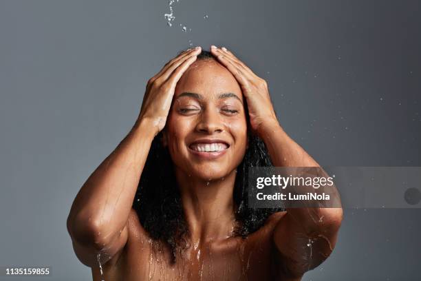 es hora de refrescarte - cabello mojado fotografías e imágenes de stock