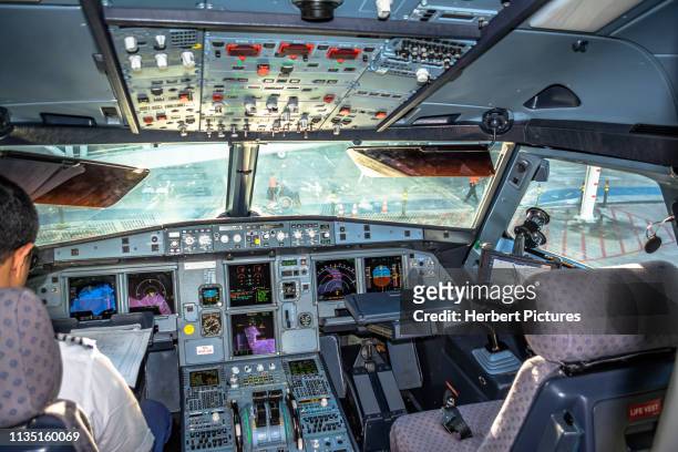 aviation: cockpit airbus a320 - pr-mzh - latam airlines - cuiaba airport (cgb / sbcy), brazil - airbus cockpit stock pictures, royalty-free photos & images