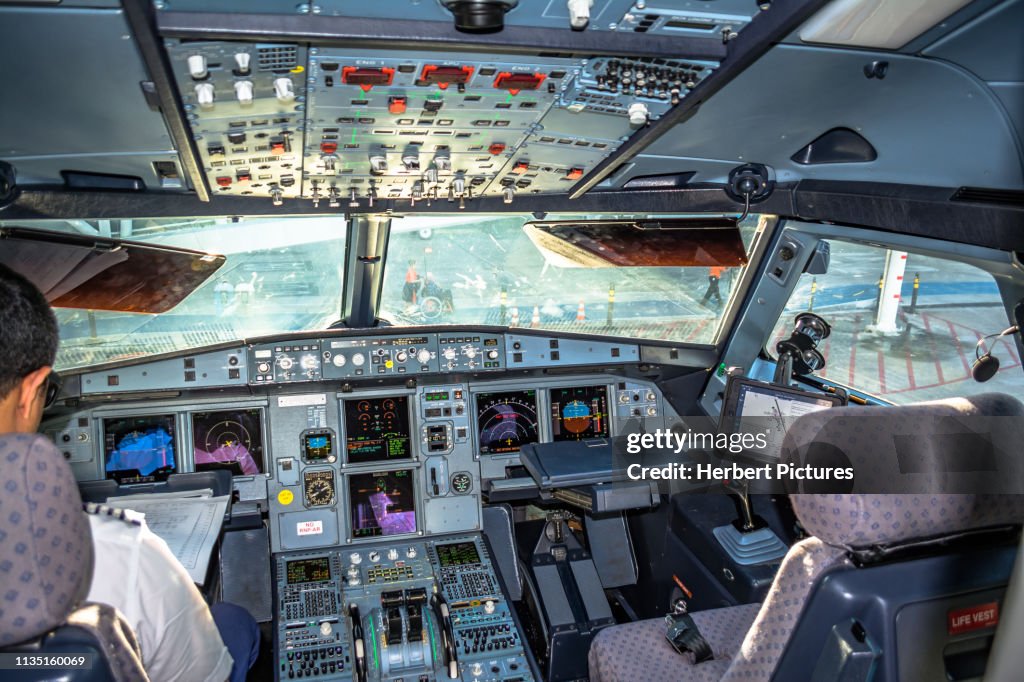 Aviation: Cockpit Airbus A320 - PR-MZH - LATAM Airlines - Cuiaba Airport (CGB / SBCY), Brazil