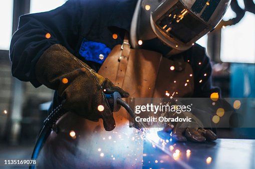 Industrielle Schweißer mit Fackel Industrielle Schweißer mit Fackel