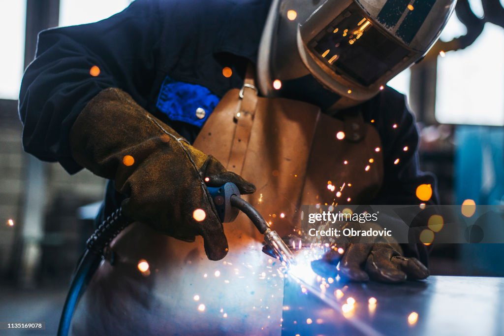 Saldatore industriale con torcia
