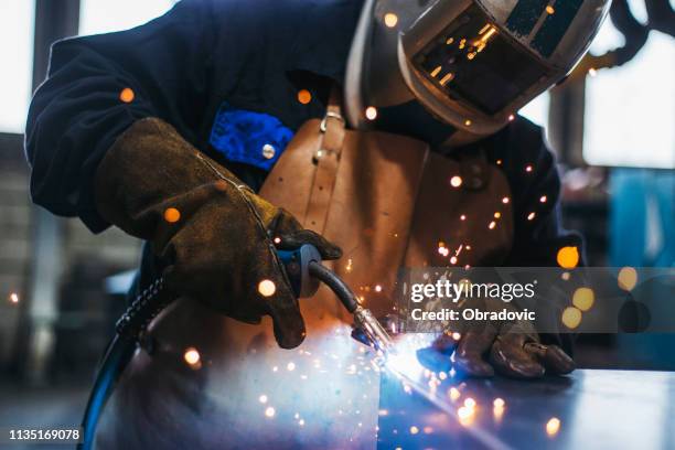 industriële lasser met fakkel - metaalindustrie stockfoto's en -beelden