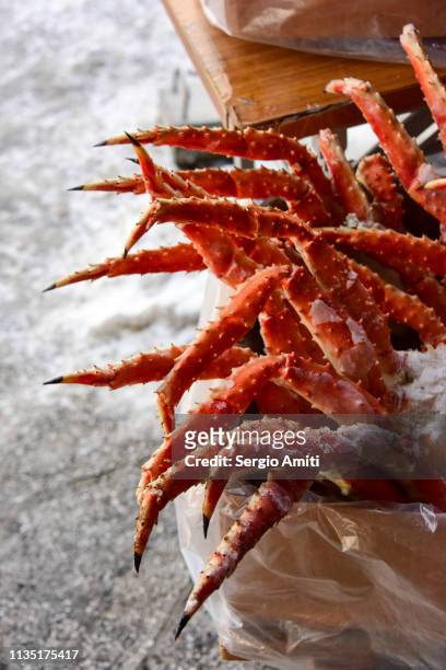 hokkaido king crab legs - alaskan king crab foto e immagini stock