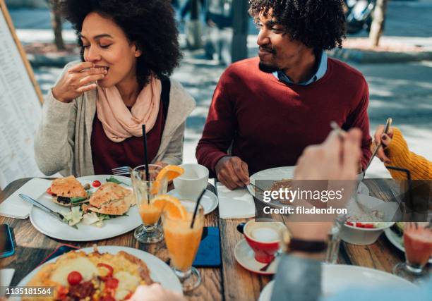 das essen im freien genießen - freunde restaurant stock-fotos und bilder