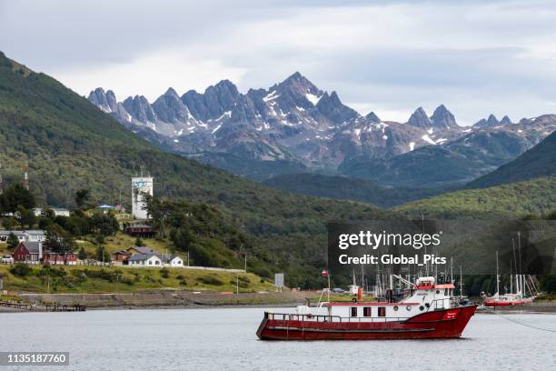 puerto williams-chili - magallanes y antartica chilena regio stockfoto's en -beelden