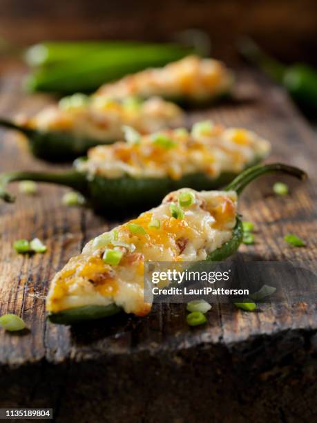 kaas en spek jalapeno poppers - jalapeño stockfoto's en -beelden