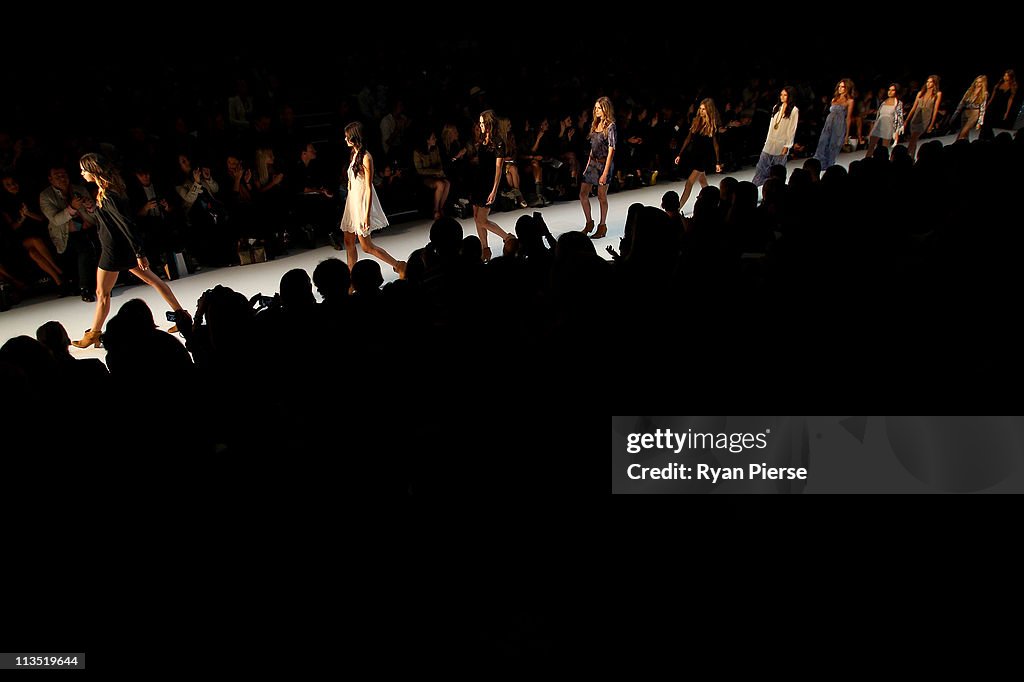 RAFW S/S 2011/12 - Little Joe Woman Catwalk