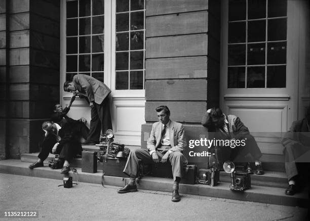 Press photographers wait for the end of the meeting of Committee of Foreign Ministers of the Council of Europe on 10 August 1949 in the courtyard of...