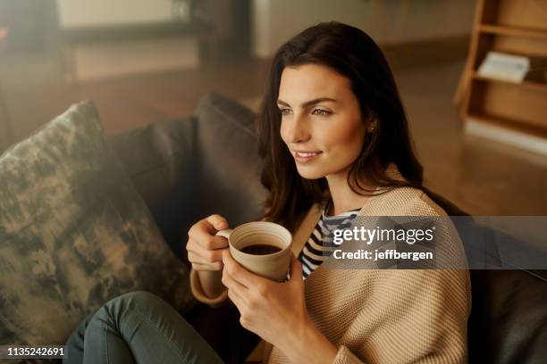 mir ist die zeit sehr wichtig - women drinking coffee stock-fotos und bilder