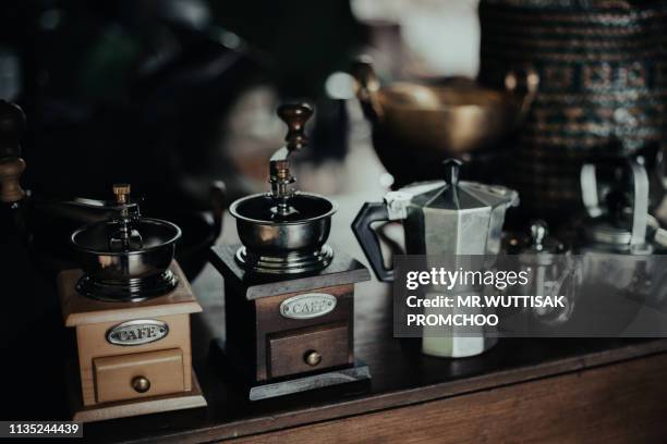 coffee grinder with hand. - grinder stockfoto's en -beelden