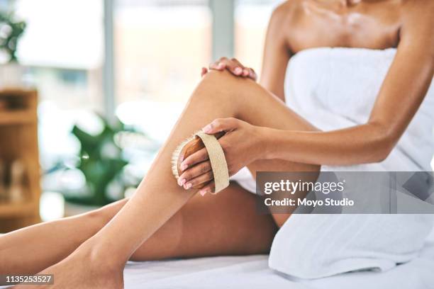 son secret pour les jambes lisses soyeux - pinceau à maquillage photos et images de collection
