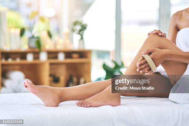 perché chi non ama le gambe lisce? - pennello-da-trucco foto e immagini stock