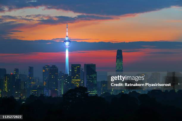 sunrise scence of kuala lumpur skyline with kl tower and petronas twin tower, malaysia - menara kuala lumpur tower stockfoto's en -beelden