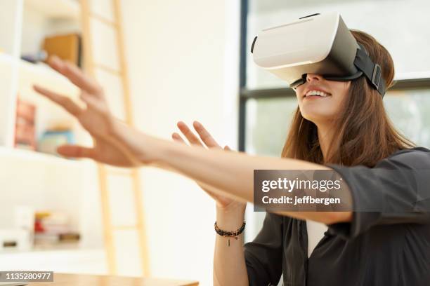 tippen sie in eine andere welt - vr goggles woman stock-fotos und bilder