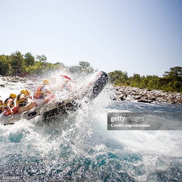 rafting en aguas bravas - rafting fotografías e imágenes de stock