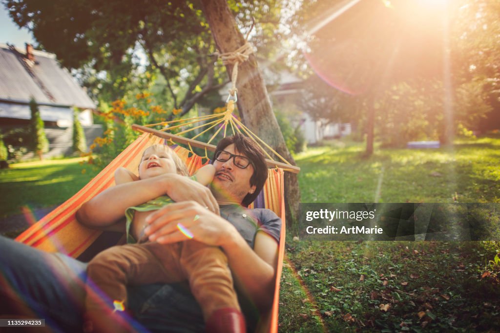 Familie genießen Springtag/Sommertag in Hängematte