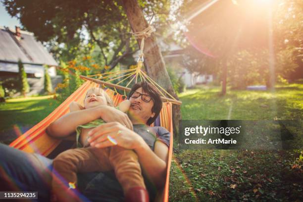 家庭享受春天的夏日/吊床 - hammock 個照片及圖片檔