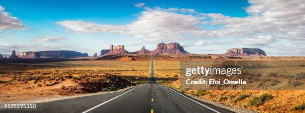 weg naar monument valley forrest gump point. utah - noord & zuid amerika stockfoto's en -beelden