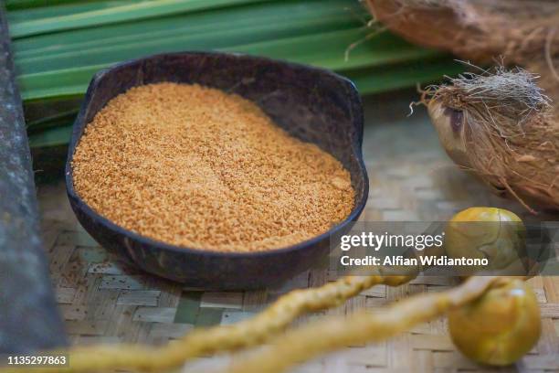 granulated brown sugar - palm sugar stockfoto's en -beelden