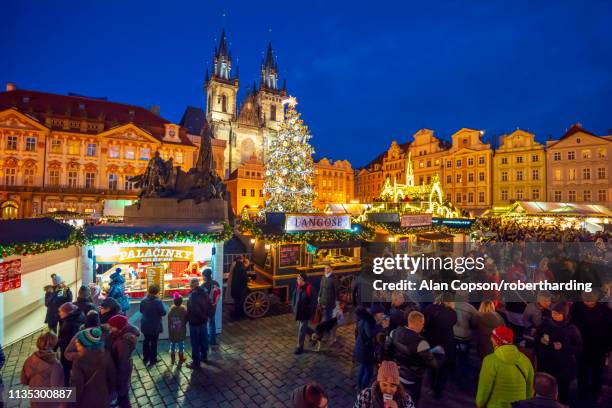 church of tyn and christmas markets, staromestske namesti (old town square), stare mesto (old town), unesco world heritage site, prague, czech republic, europe - prague christmas market old town stockfoto's en -beelden